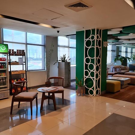 Go Hotels Otis - Manila Bagian luar foto
