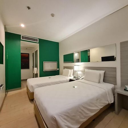 Go Hotels Otis - Manila Bagian luar foto