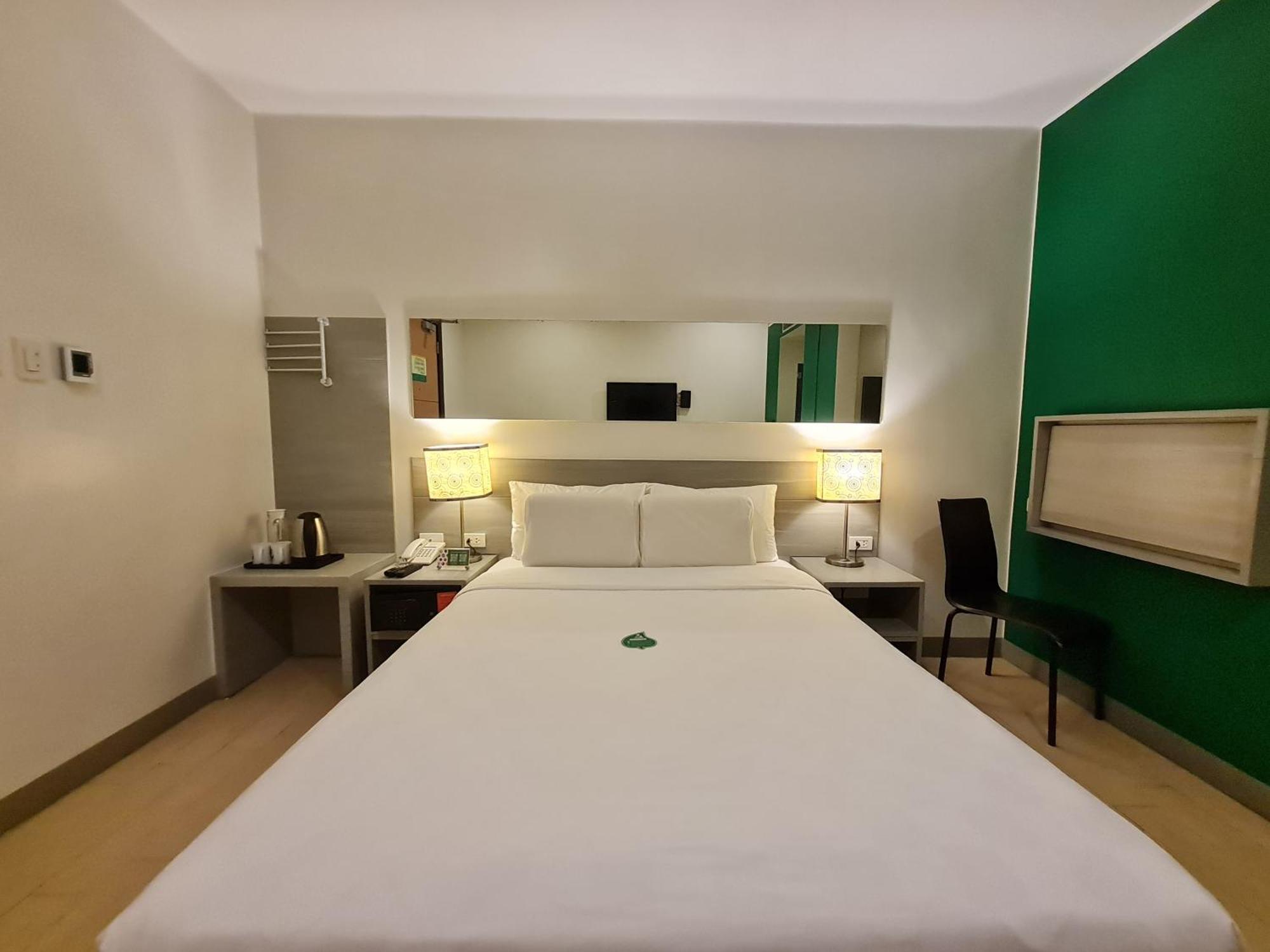 Go Hotels Otis - Manila Bagian luar foto