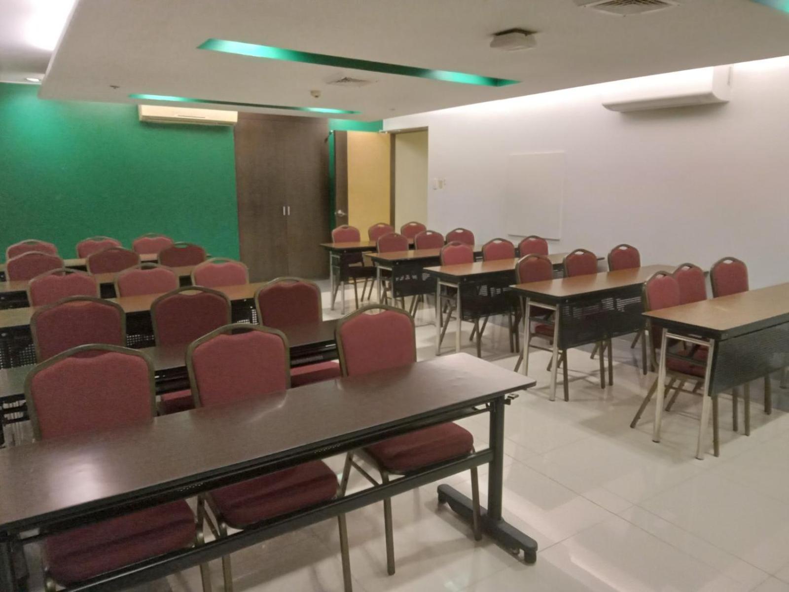 Go Hotels Otis - Manila Bagian luar foto