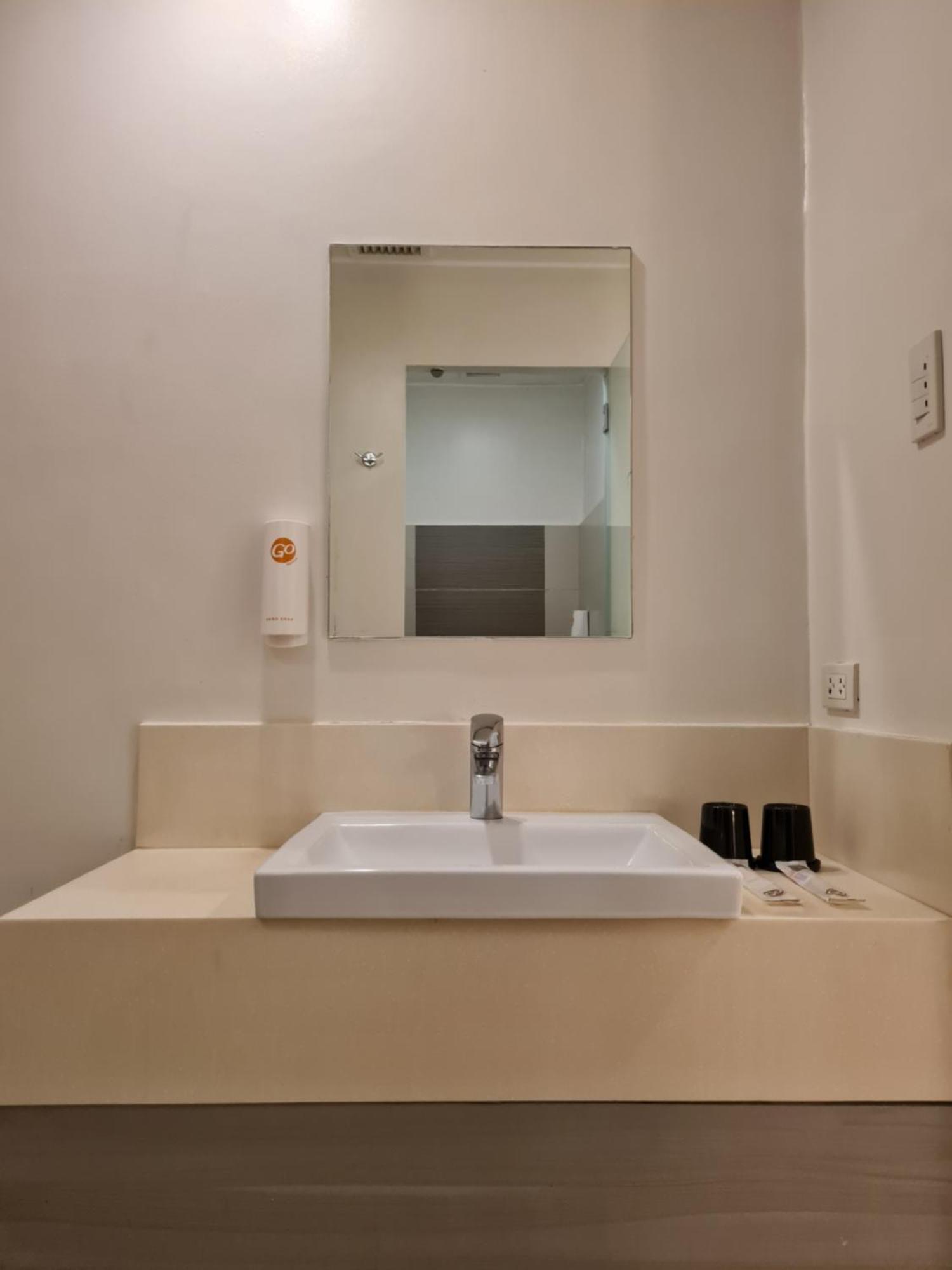 Go Hotels Otis - Manila Bagian luar foto
