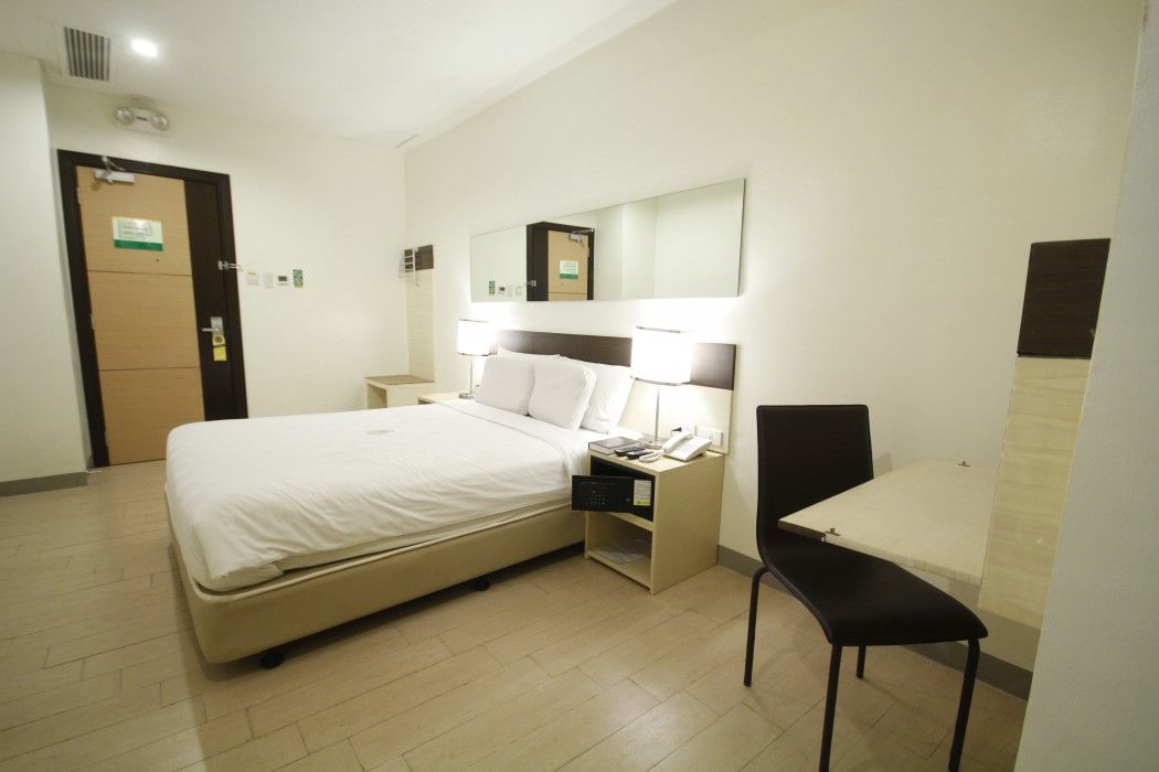 Go Hotels Otis - Manila Bagian luar foto