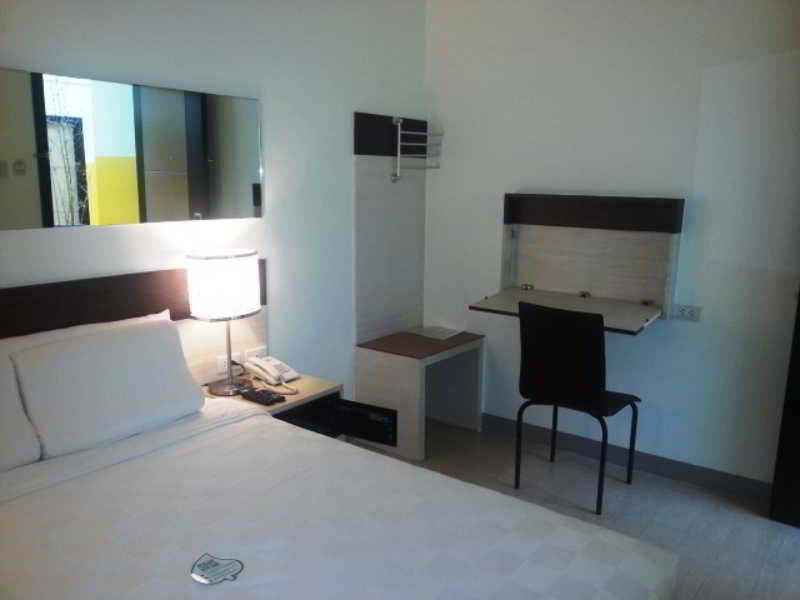 Go Hotels Otis - Manila Bagian luar foto