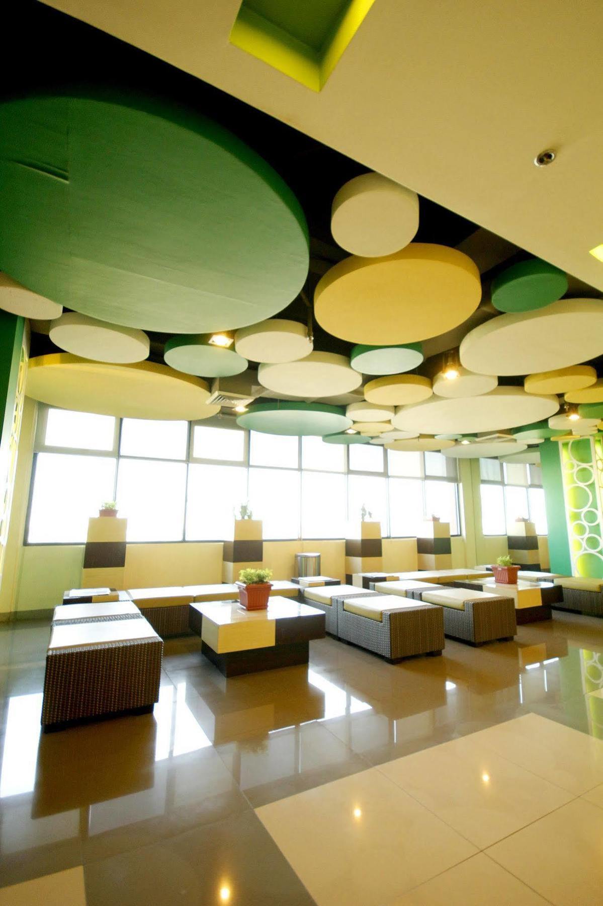 Go Hotels Otis - Manila Bagian luar foto