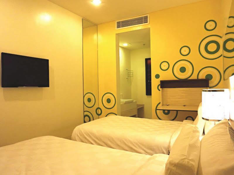 Go Hotels Otis - Manila Bagian luar foto