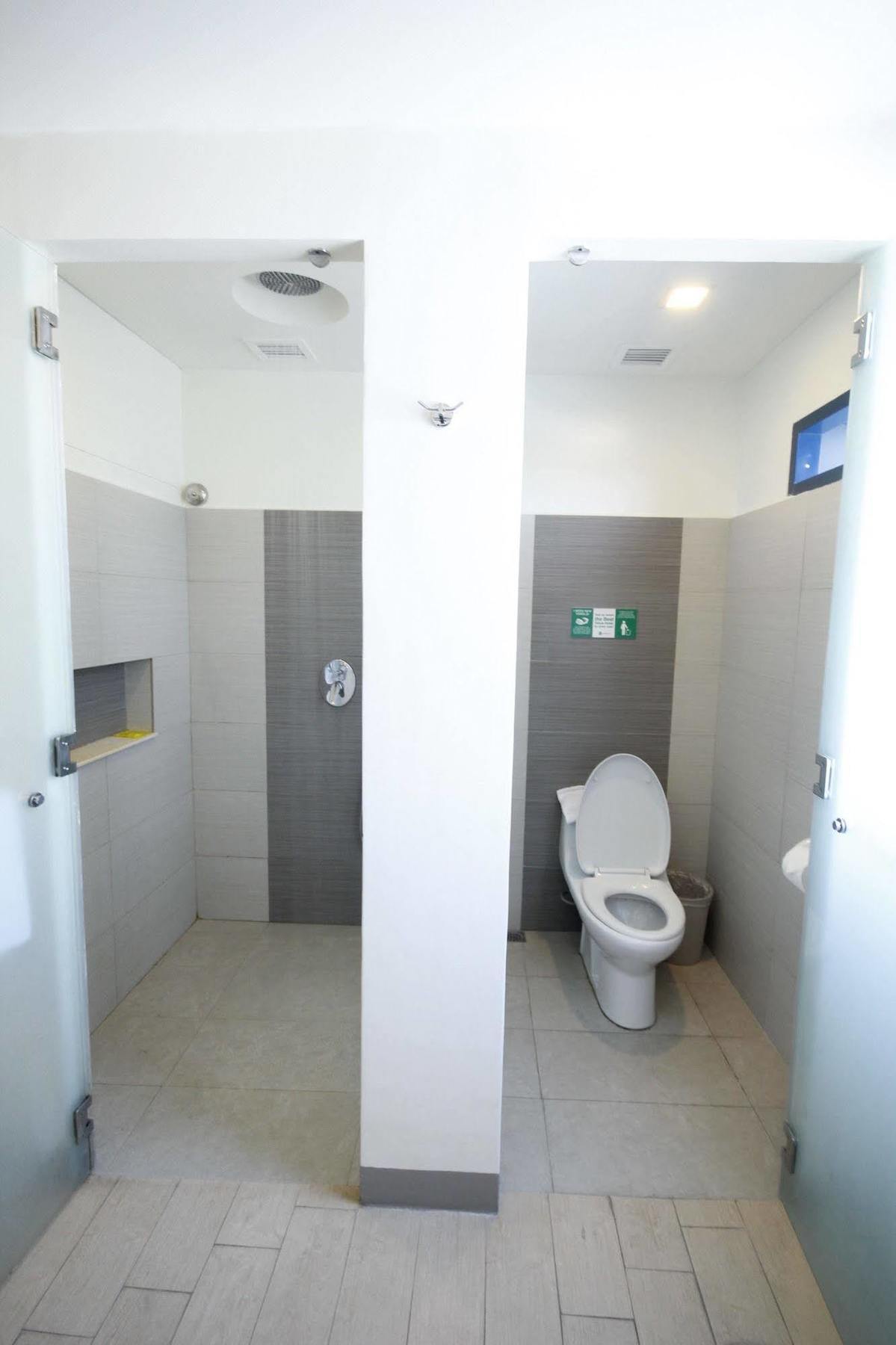Go Hotels Otis - Manila Bagian luar foto