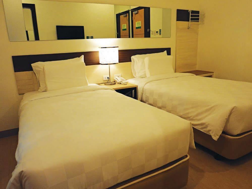 Go Hotels Otis - Manila Bagian luar foto